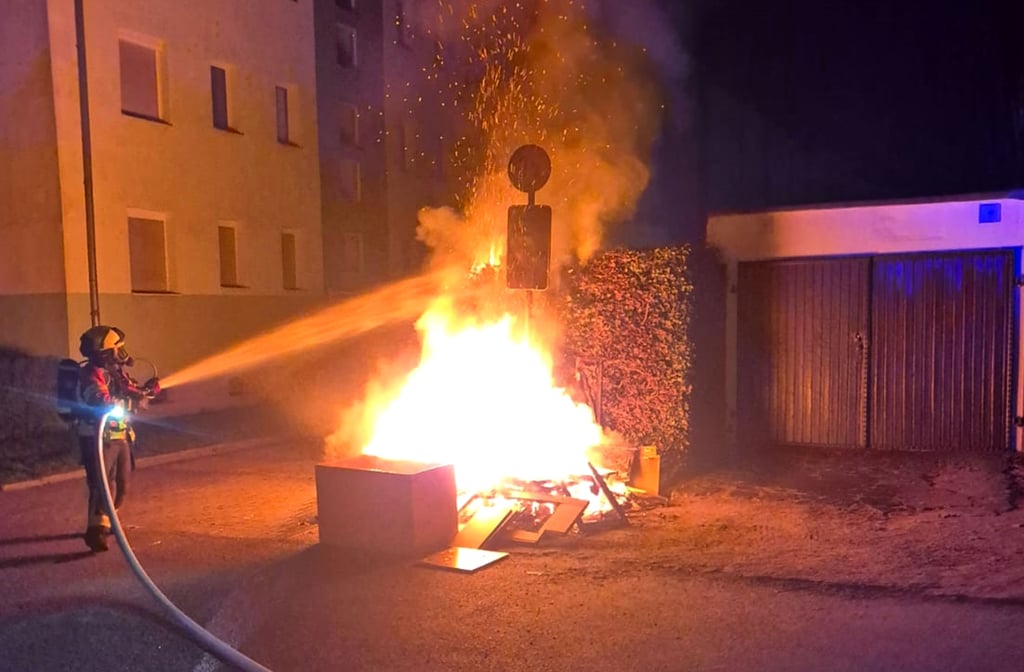 Brandstifter zündet in der Mühlenbrücke Ecke Fuhrstraße in Zerbst Sperrmüll an.