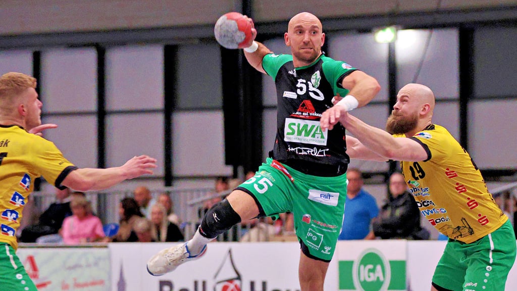 Eiskalt vom Punkt und doch ohne Lohn: Pit Seifert verwandelte 42 Sekunden vor Schluss nervenstark zum 21:21, doch der HC Aschersleben verlor das Spiel Sekunden später mit der Sirene. 