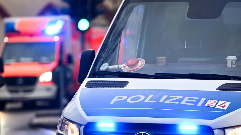 Eine Seniorin ist in der Innenstadt von Halle überfallen und ausgeraubt worden.