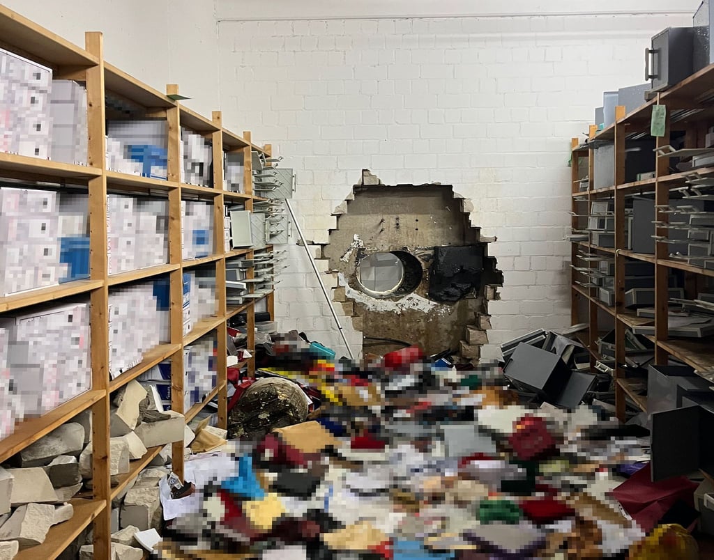 Durch ein großes Loch in der Wand waren die Täter in den Tresorraum gelangt. (Archivbild)