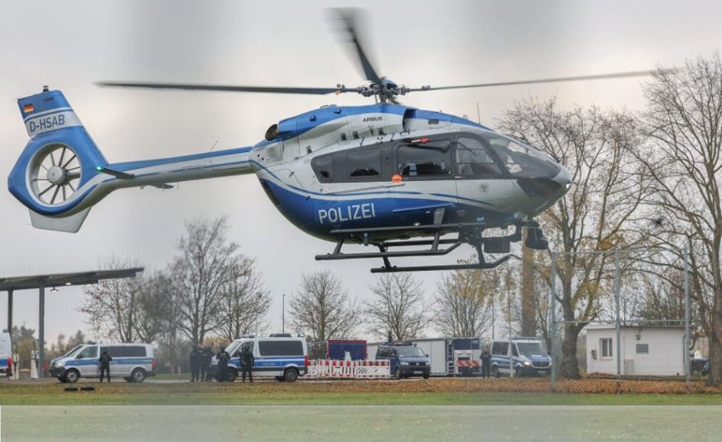 Ein Hubschrauber der Polizei war bei der Rettungsaktion in Wallwitz beteiligt.