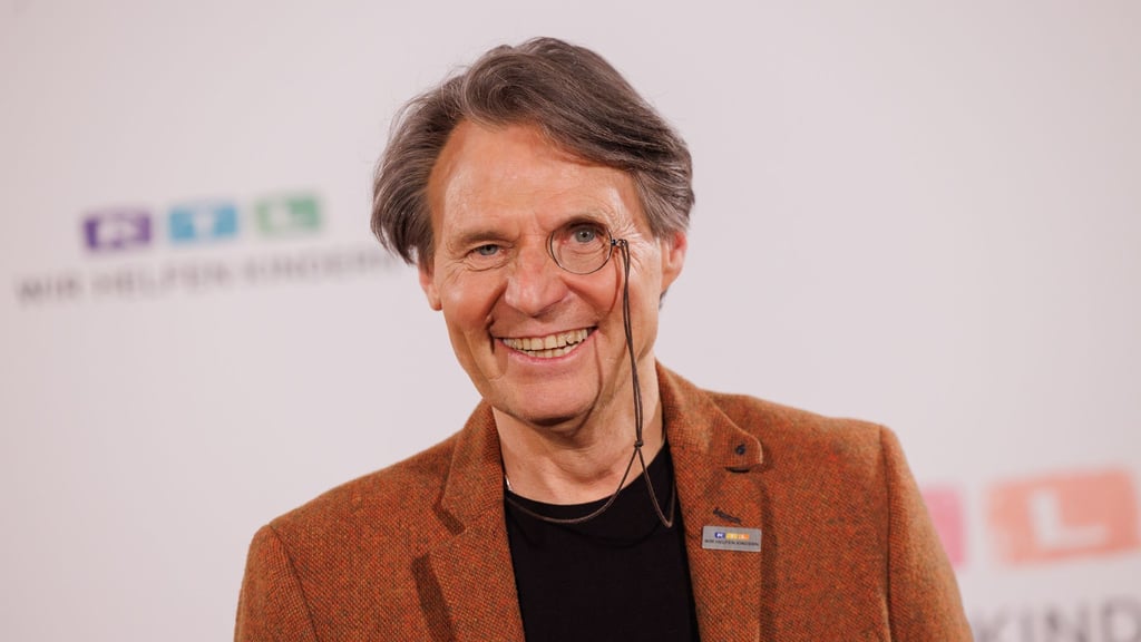 Dem Serien-Schauspieler und Monokel-Fan Wolfgang Bahro („Gute Zeiten, schlechte Zeiten“) gibt der Erfolg von Arzt- und Krankenhausserien Rätsel auf. (Archivbild)