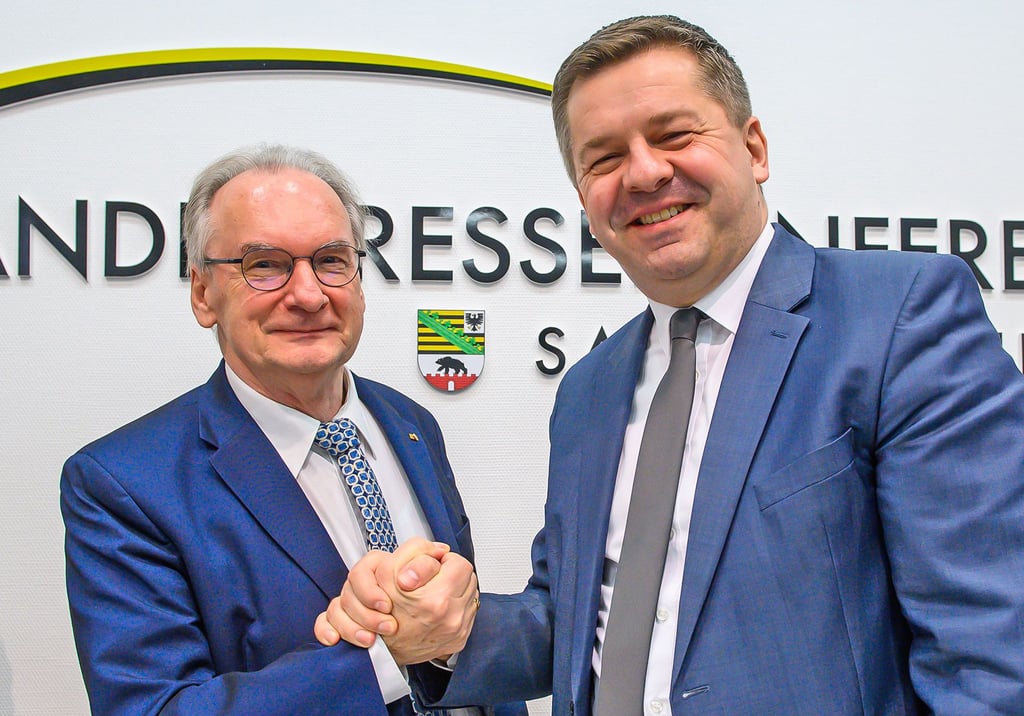 Alt macht Platz für Jung: Reiner Haseloff  und Sven Schulze posieren vor der Kamera.