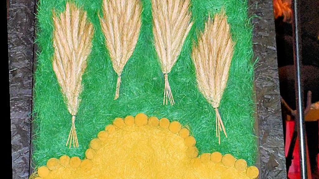 Die Ährenmädels Groß Börnecke hatten extra für den Neujahrsempfang das Stadtwappen  und die Tischdeko angefertigt. 