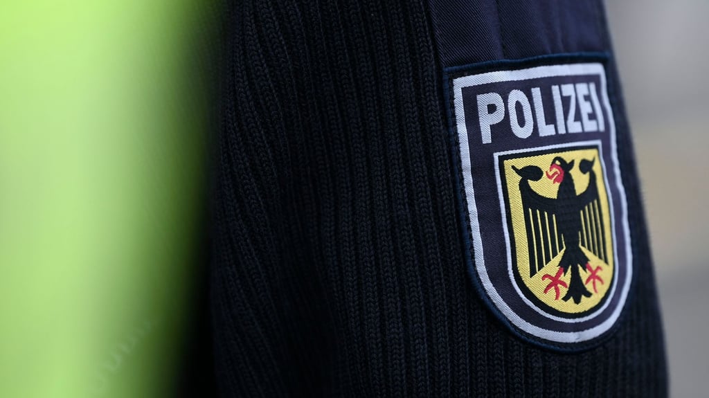 Ein Schwarzfahrer hat im Zug nach Magdeburg den Hitlergruß gezeigt und eine Bahnmitarbeiterin beleidigt sowie bespuckt.