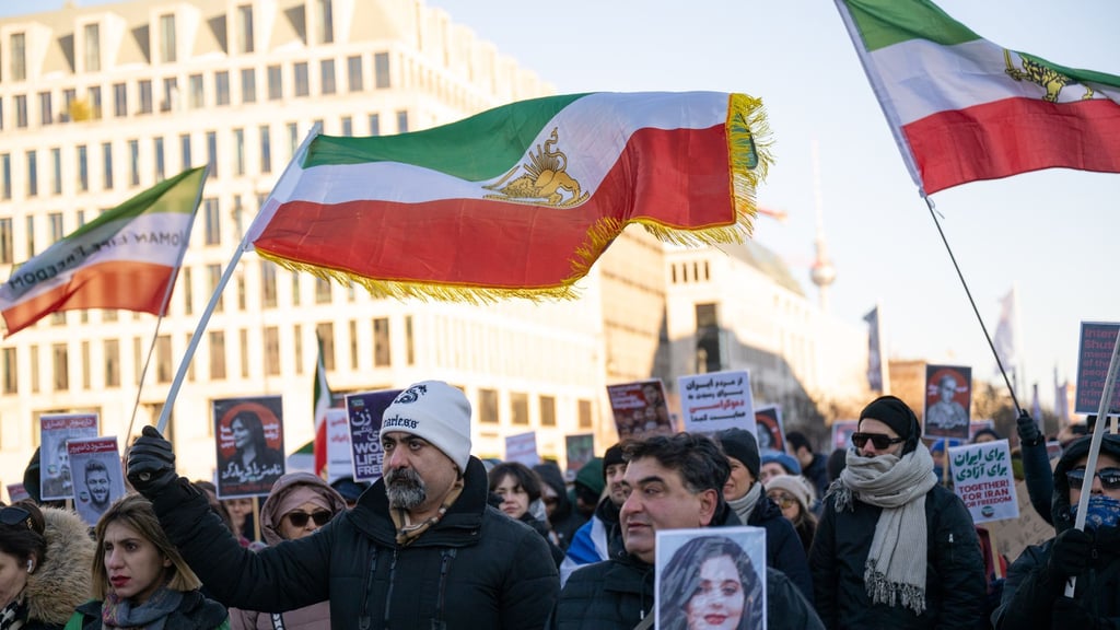 Proteste auch in Berlin: Wegen des Vorgehens von Regierungskräften gegen Demonstranten im Iran hat das Auswärtige Amt den Botschafter des Landes einbestellt.
