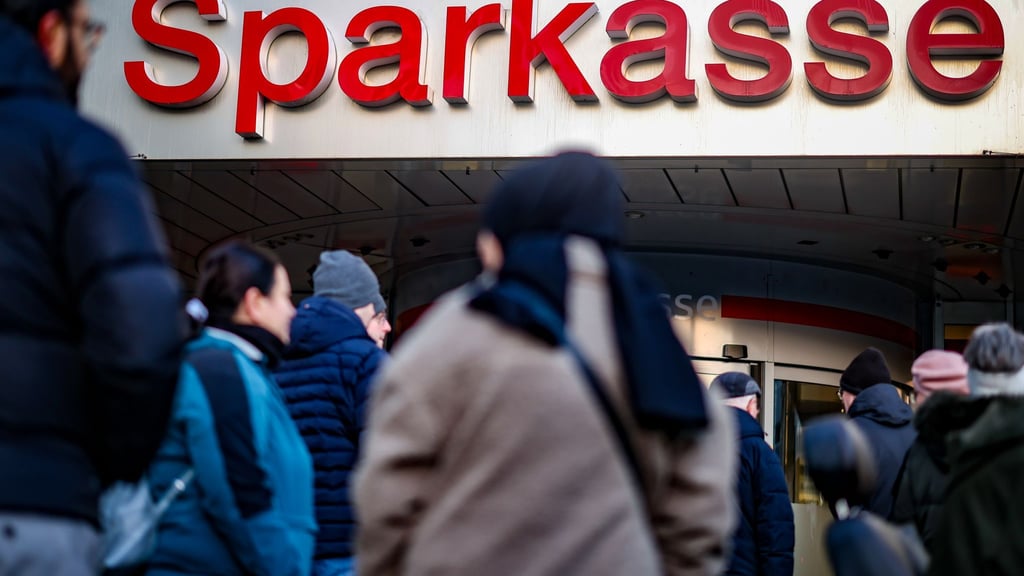 Was ist nach einem Einbruch mit den Inhalten im Schließfach passiert, wollen aufgebrachte Kundinnen und Kunden in Gelsenkirchen-Buer wissen. Das Finanzamt interessiert eher, woher die Wertsachen stammten, die dort lagerten.