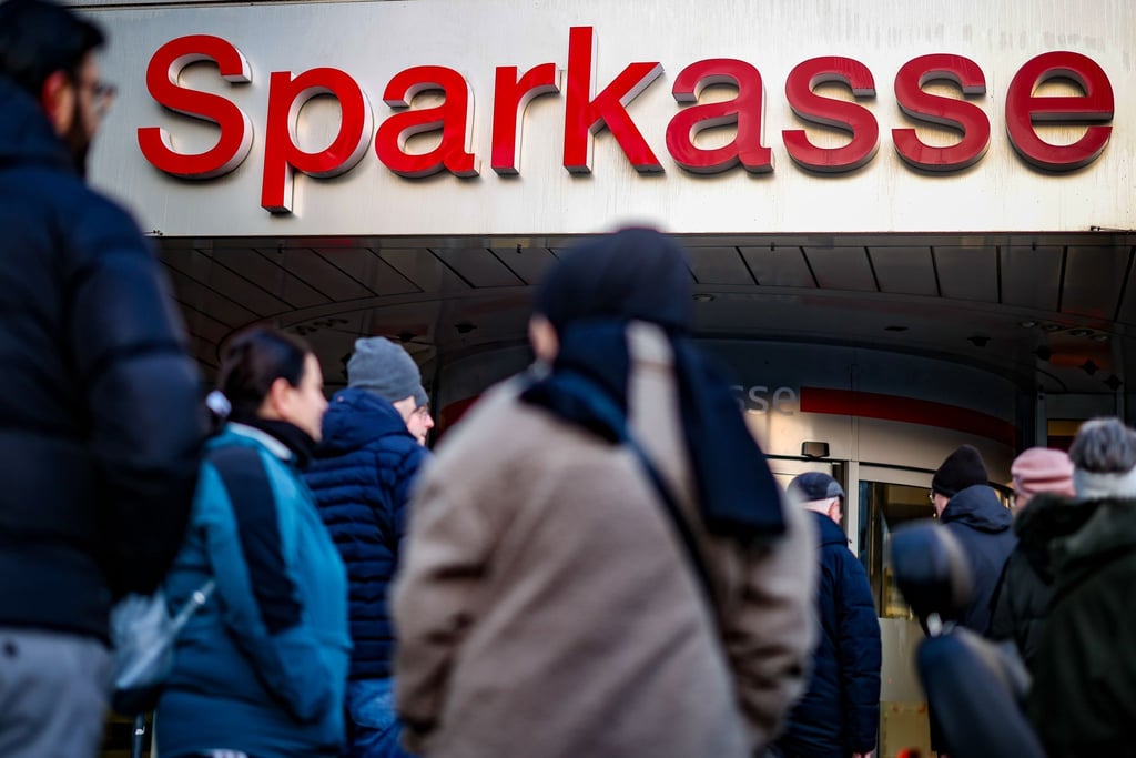 Was ist nach einem Einbruch mit den Inhalten im Schließfach passiert, wollen aufgebrachte Kundinnen und Kunden in Gelsenkirchen-Buer wissen. Das Finanzamt interessiert eher, woher die Wertsachen stammten, die dort lagerten.