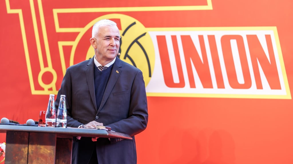 Dirk Zingler verkündet einen Überschuss im abgelaufenen Geschäftsjahr. (Archivbild)