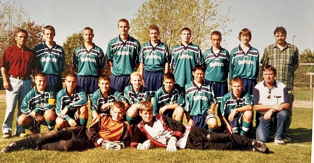 Günter „Atze“ Baier (links) mit der B-Jugend von Dessau 05: Baier hatte viele Nachwuchsteams trainiert. 
