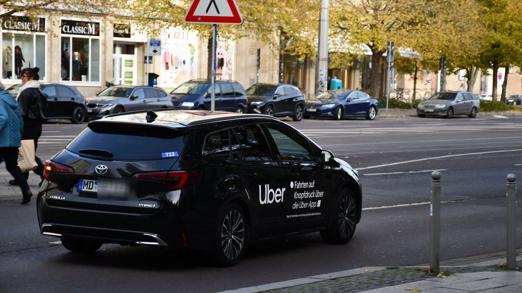 Uber-Mietwagendienste sind längst Alltag in Magdeburg, wie hier auf der Ernst-Reuter-Allee.