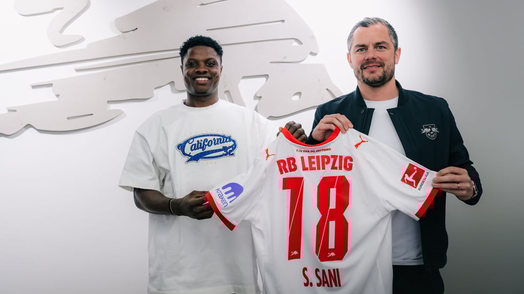 Aktiv auf dem Transfermarkt: RB Leipzigs Sportchef Marcel Schäfer (r.) mit Suleman Sani.