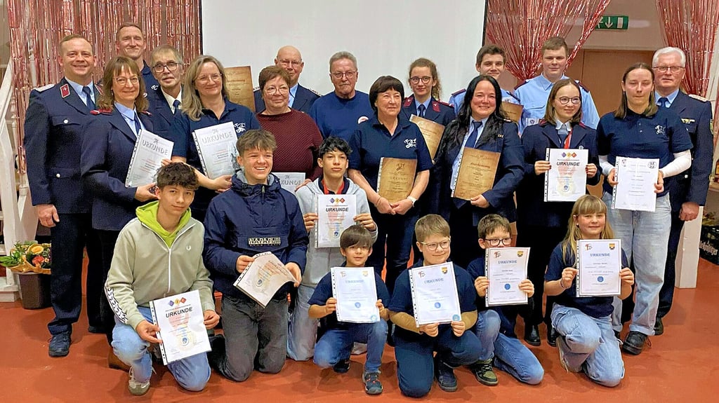Alle Geehrten und Beförderten der Freiwilligen Feuerwehr Hohndorf