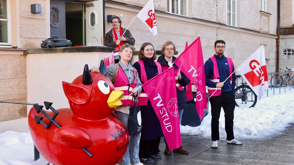 Mit Unterstützung der Gewerkschaft Verdi: Studierende aus Halle fordern einen Tarifvertrag für alle, die als sogenannte studentische Hilfskräfte arbeiten.
