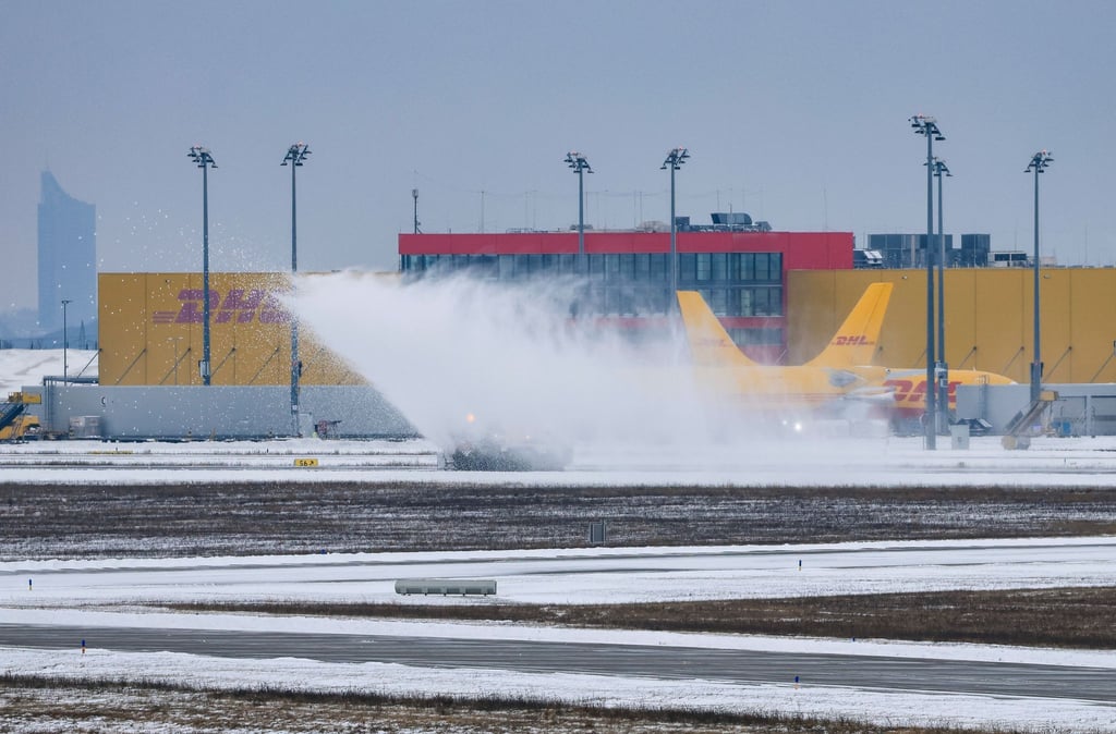 Das Winterwetter bremst den Flugbetrieb in Leipzig und Dresden nicht. (Archivbild)