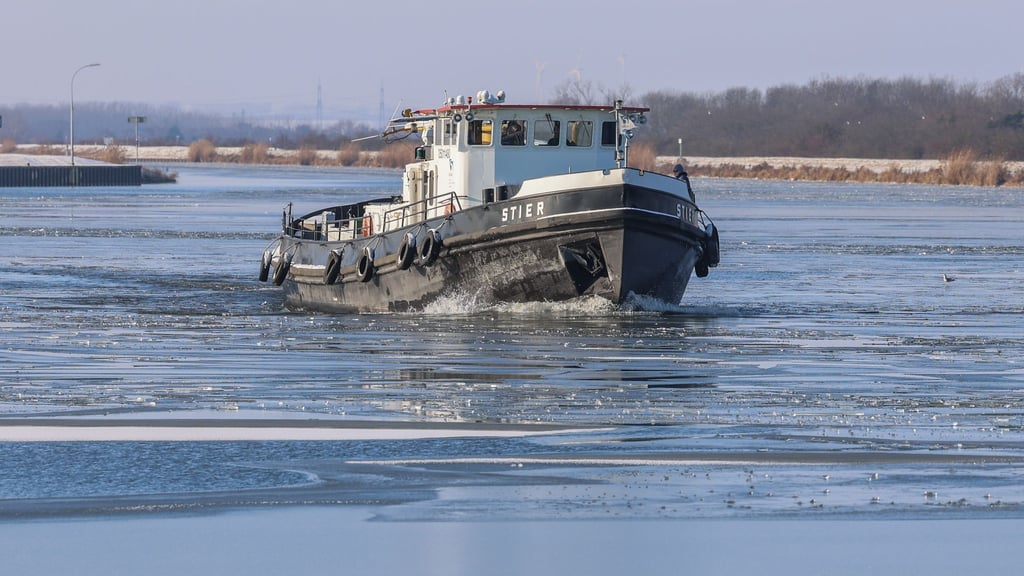 Auf dem Mittellandkanal hat eine Eisscholle an einem Frachter ein Leck verursacht.