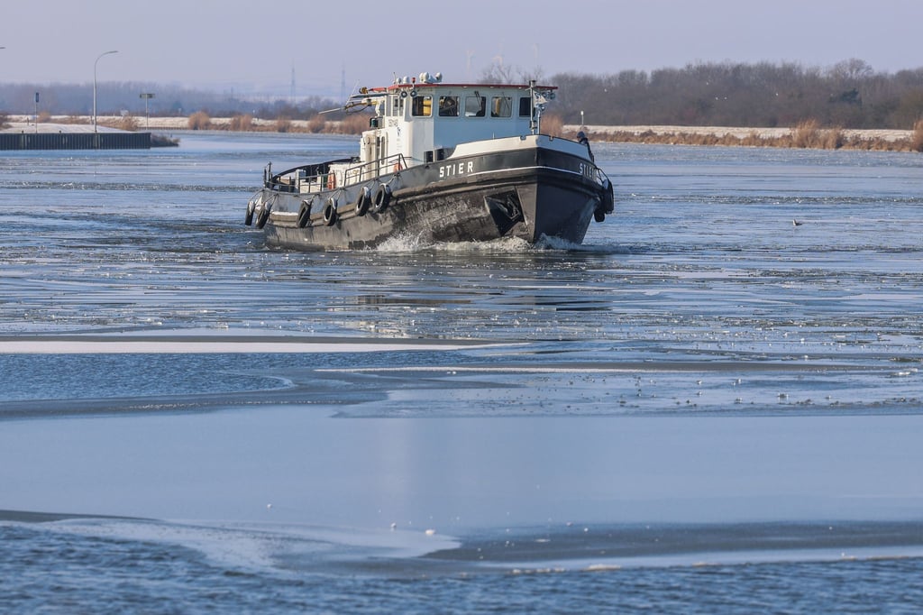Auf dem Mittellandkanal hat eine Eisscholle an einem Frachter ein Leck verursacht. (Symbolbild)