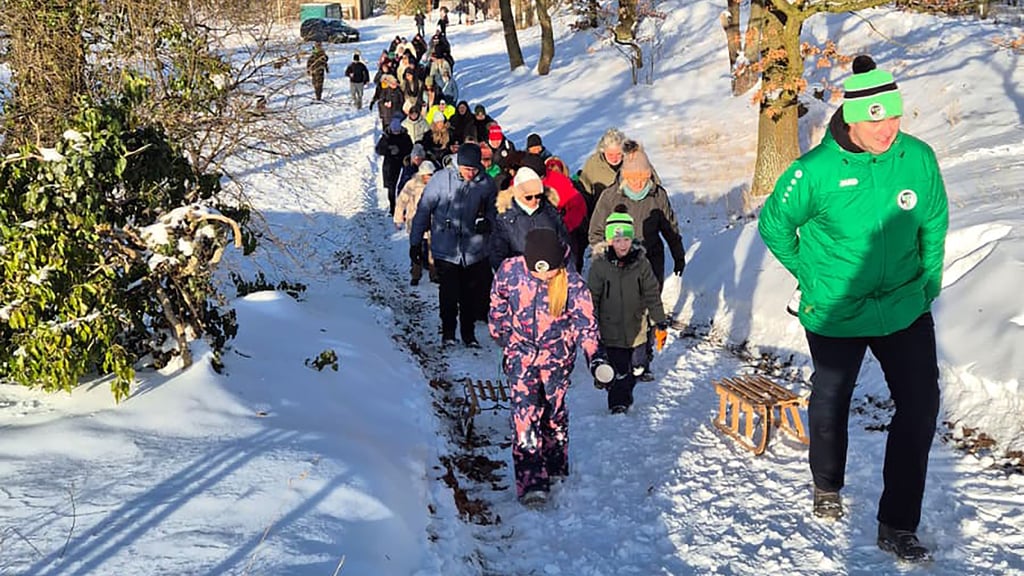 Bei bestem Winterwetter dürfen die Schlitten für die Kleinen auf dem Weg in den Schnee nicht fehlen.