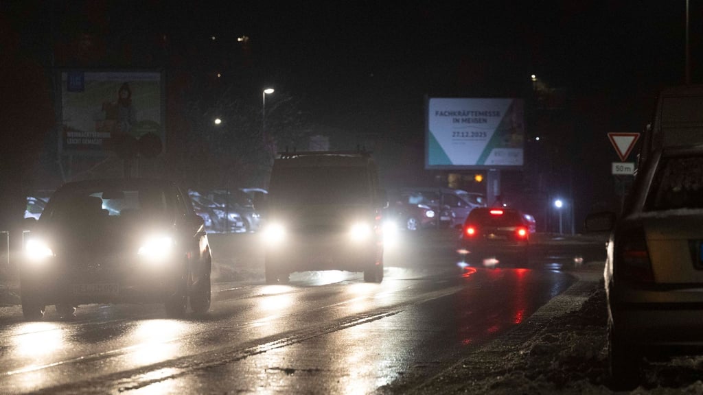 Eisglatte Straßen: Das Winterwetter hat Sachsen weiter im Griff.