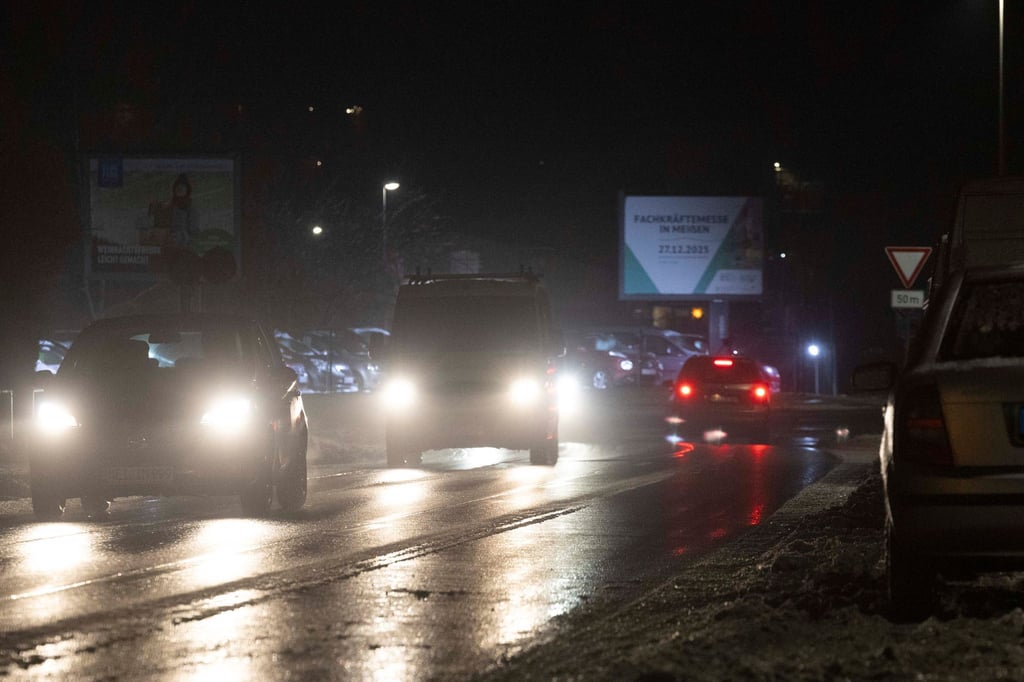 Eisglatte Straßen: Das Winterwetter hat Sachsen weiter im Griff.