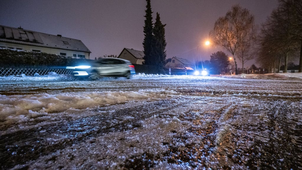 Vor allem im Osten und Nordosten ist es am Dienstag glatt.