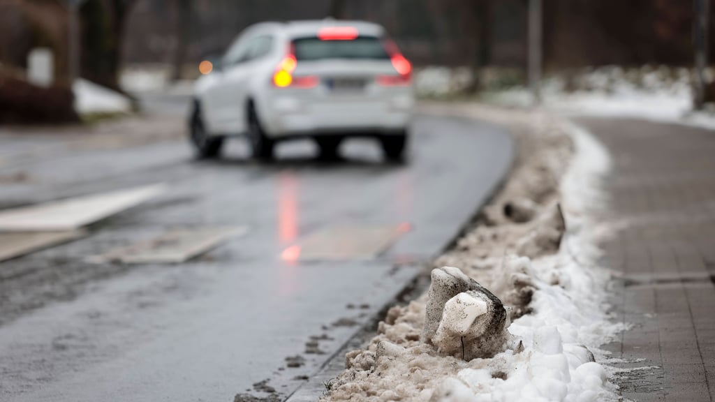 Im Laufe der Woche verabschieden sich in Sachsen-Anhalt die eisigen Temperaturen. Auf den Straßen muss mit überfrierender Nässe gerechnet werden.