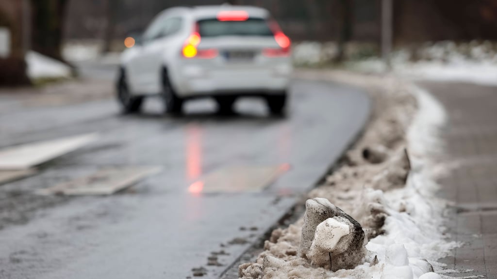 Im Laufe der Woche verabschieden sich in Sachsen-Anhalt die eisigen Temperaturen. Auf Straßen muss mit überfrierender Nässe gerechnet werden.