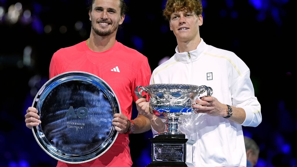 2025 gewann Jannik Sinner (r.) im Finale von Melbourne gegen Alexander Zverev. (Archivbild)