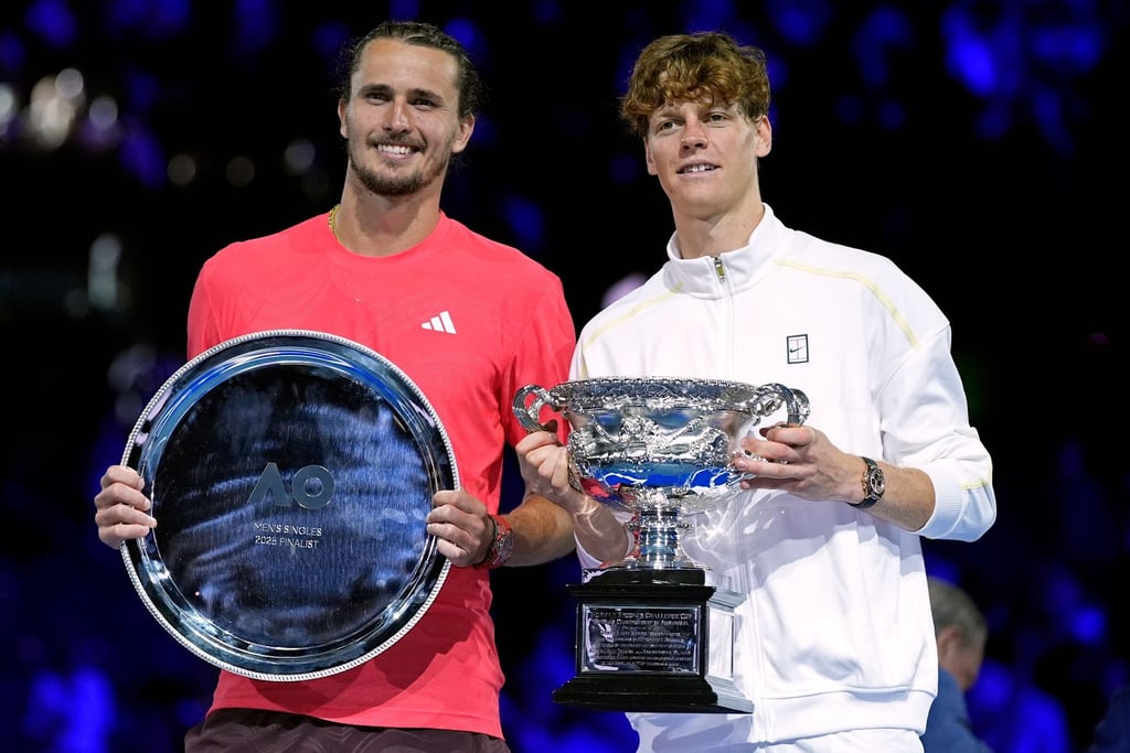 2025 gewann Jannik Sinner (r.) im Finale von Melbourne gegen Alexander Zverev. (Archivbild)