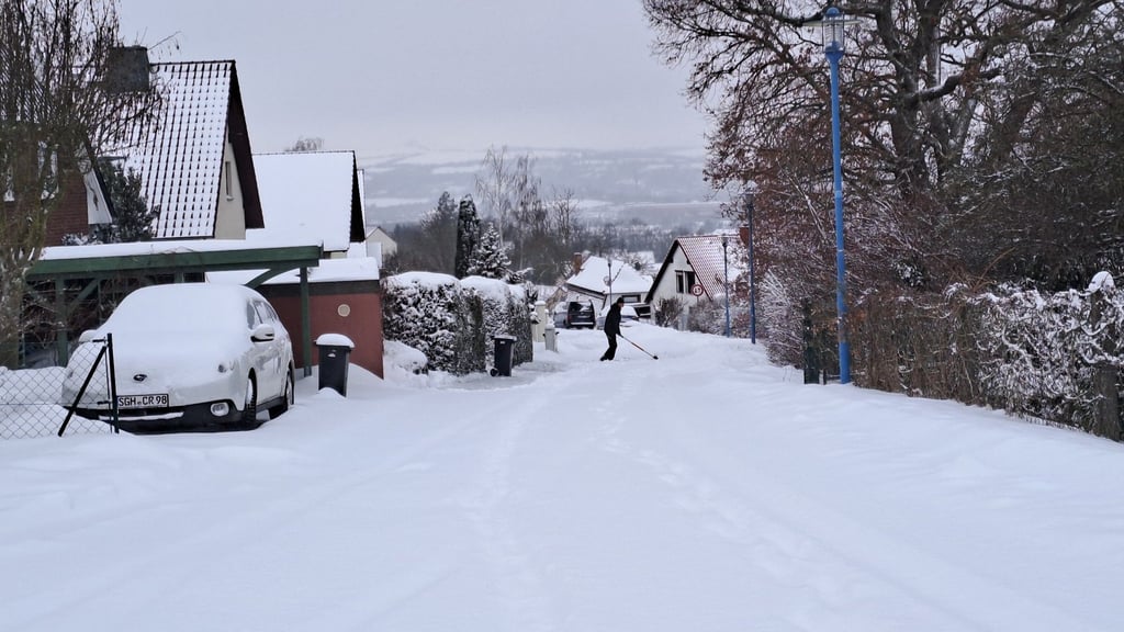 Tief verschneit war Mansfeld-Südharz am 9. Januar durch Schnee-Tief Elli. In etlichen Nebenstraßen wie hier in Sangerhausen blieb der Müll stehen.