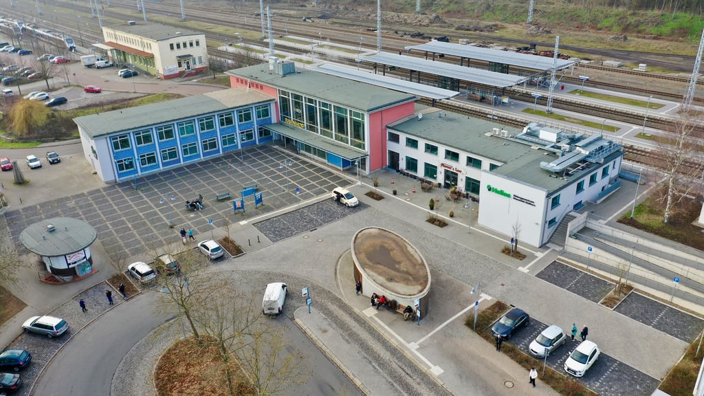 Im Zuge einer großen Sanierung wird die Zugstrecke zwischen Halle und Kassel saniert. Der Bahnhof in Sangerhausen ist bereits ab dieser Woche von Einschränkungen betroffen.