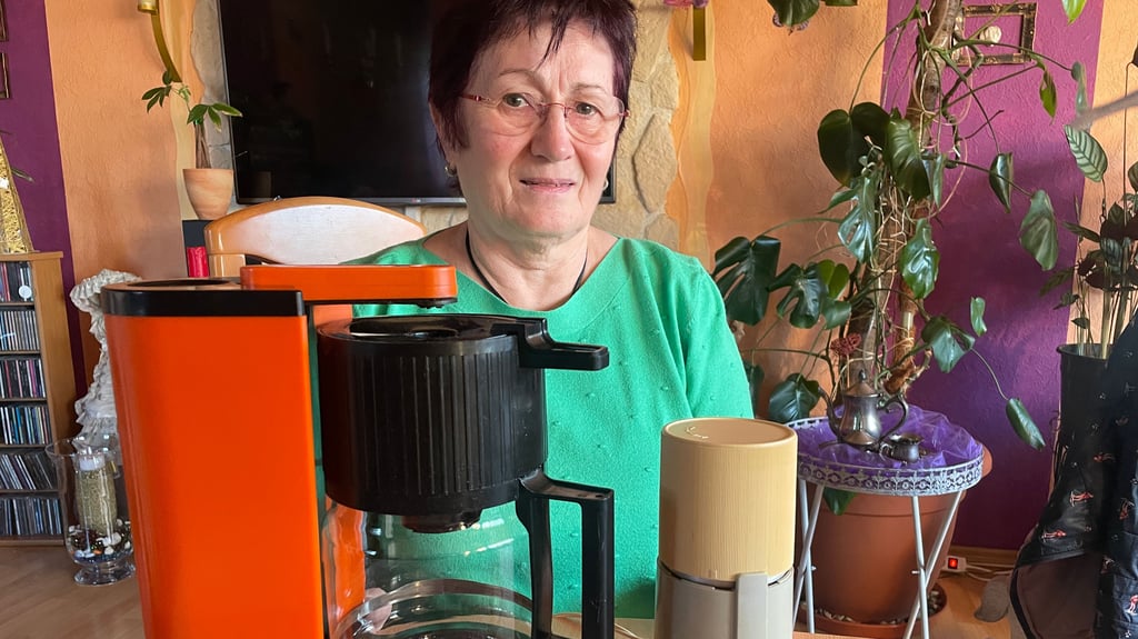 Hiltrud Wunsch aus Gommern mit ihren beiden Schätzchen aus DDR-Zeiten