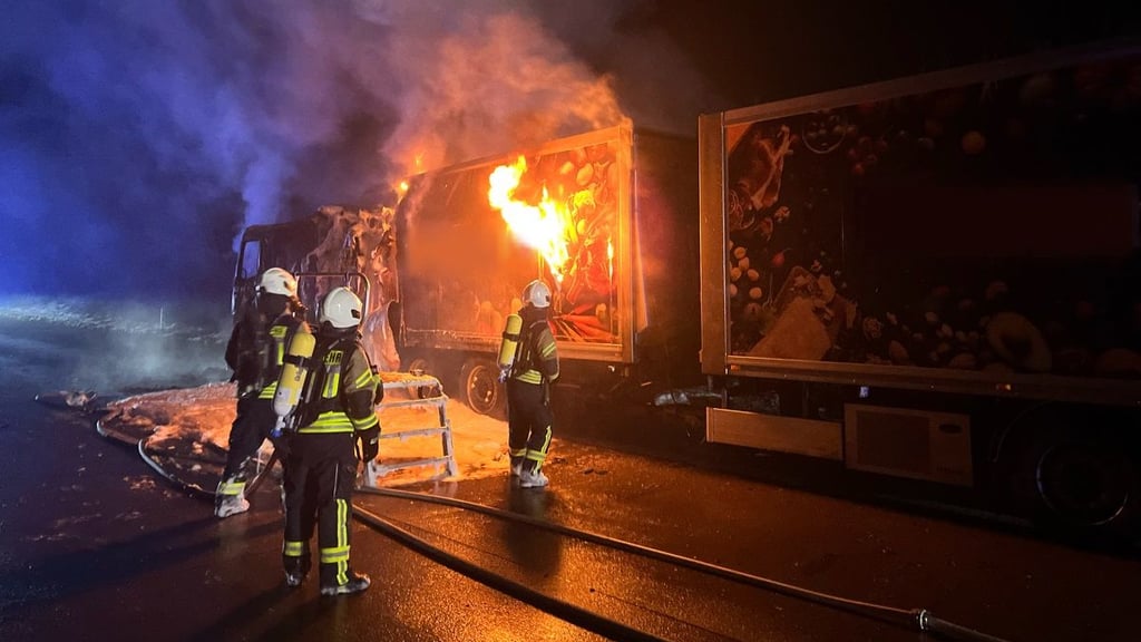Auf der A14 zwischen&nbsp;Rastplatz Dreihöhenberg-West und Calbe brannte in der Nacht ein Lkw.