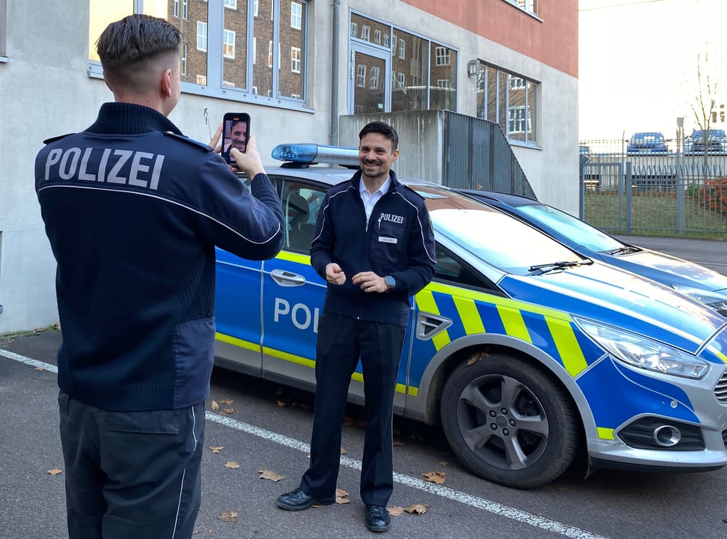 Arthur Gamm und Sebastian Schutzik (von links) erstellen für die Polizei Sachsen-Anhalt witzige Videos, die bei TikTok Millionen User erreichen.
