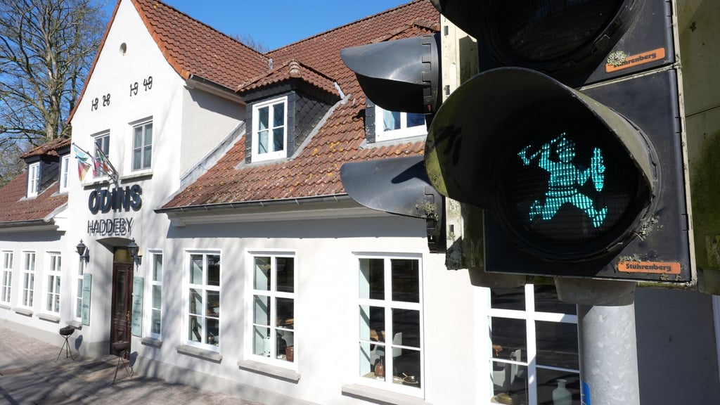 Wikinger-Ampelmännchen regeln Verkehr bei Haithabu. (Archivbild)