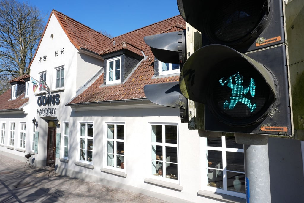 Wikinger-Ampelmännchen regeln Verkehr bei Haithabu. (Archivbild)