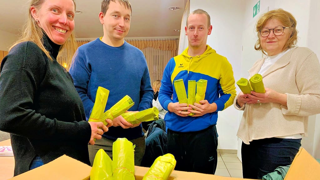 Bobbauer Vereinsmitglieder wie Steffi Jordan, Kai Hildebrandt, Johannes Riehl, und Gabriele Ebensing (v.l.) helfen  in Bobbau bei der Ausgabe der Gelben Säcke.