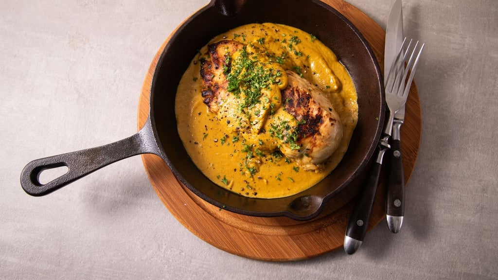 Die fruchtig-säuerliche Note von Sanddornnektar verleiht dem Geflügelgericht nicht nur den Namen, sondern dem Sanddornhähnchen auch eine wunderbare Frische.