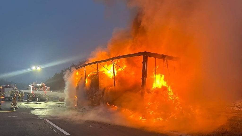 Die Fahrer blieben bei beiden Bränden unverletzt. (Symbolbild)