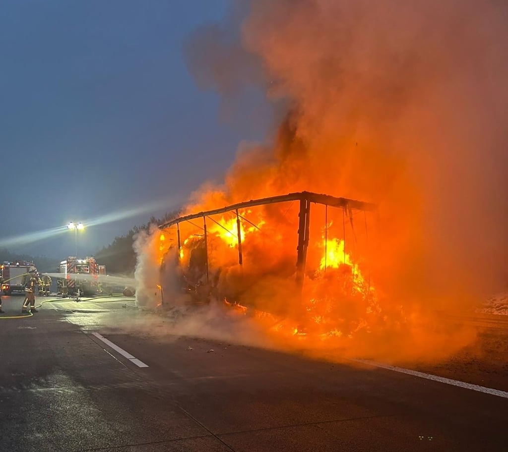 Die Fahrer blieben bei beiden Bränden unverletzt. (Symbolbild)