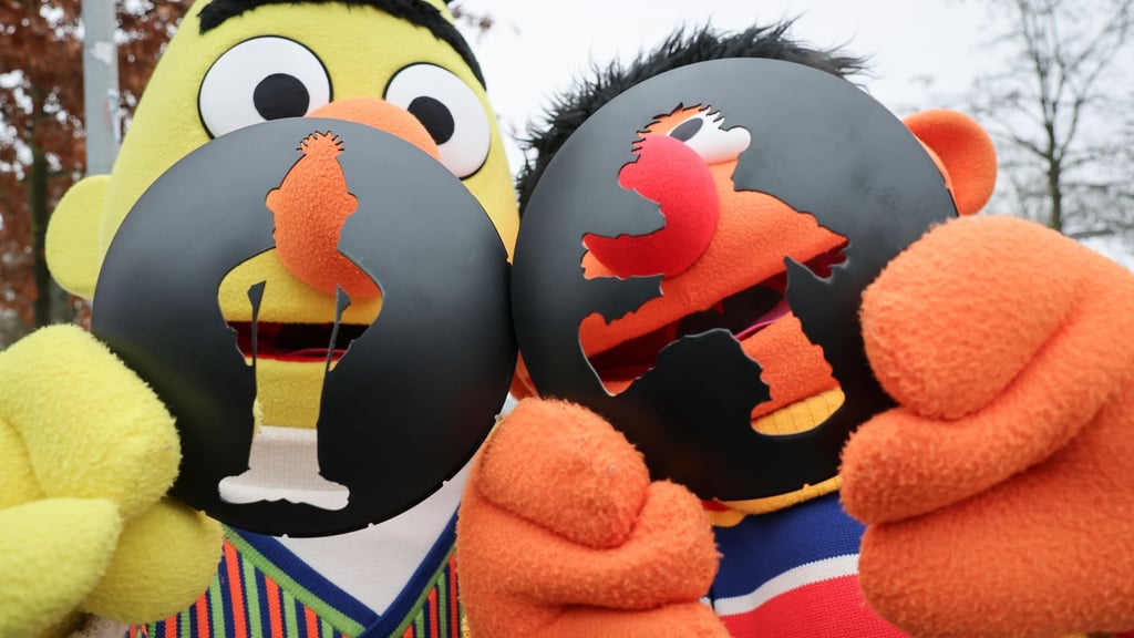 Ernie und Bert regeln jetzt in Hamburg an zwei Stellen den Verkehr. Die Figuren aus der Sesamstraße schlüpfen in die Rolle von Ampelmännchen.