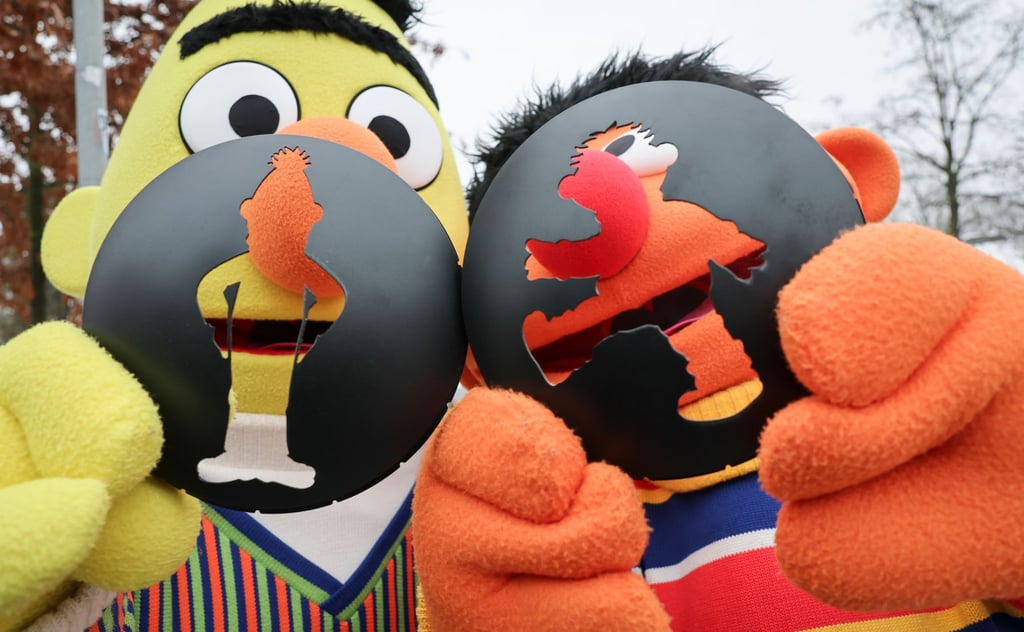 Ernie und Bert regeln jetzt in Hamburg an zwei Stellen den Verkehr. Die Figuren aus der Sesamstraße schlüpfen in die Rolle von Ampelmännchen.