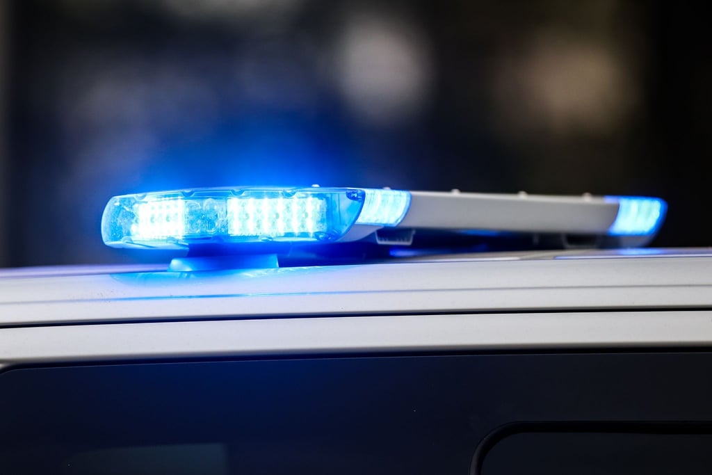 Polizei und Rettungskräfte bargen den verletzten Fußgänger. (Symbolbild)