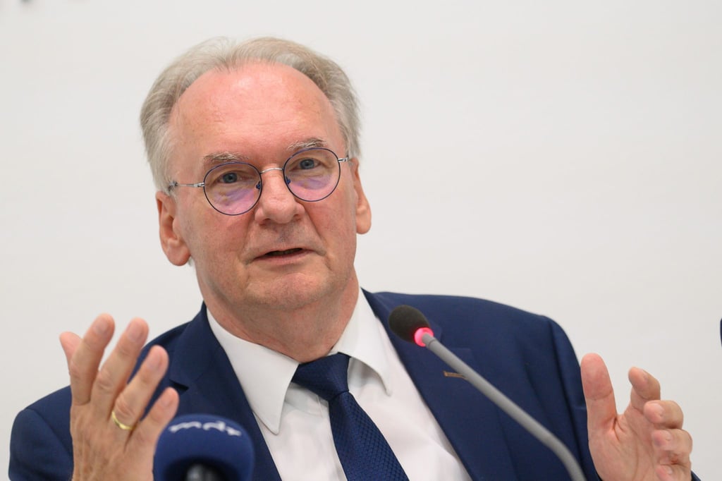Ministerpräsident Reiner Haseloff will ausreichend Unterstützung für die Chemiebranche. (Archivbild)