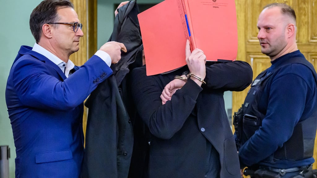 Der 27-Jährige soll mit einem Auto einen Polizisten erfasst und so tödlich verletzt haben.