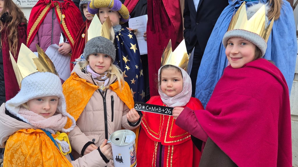 Die Sternsinger segneten das Haldensleber Rathaus und sammelten Spenden für Kinder in Not.