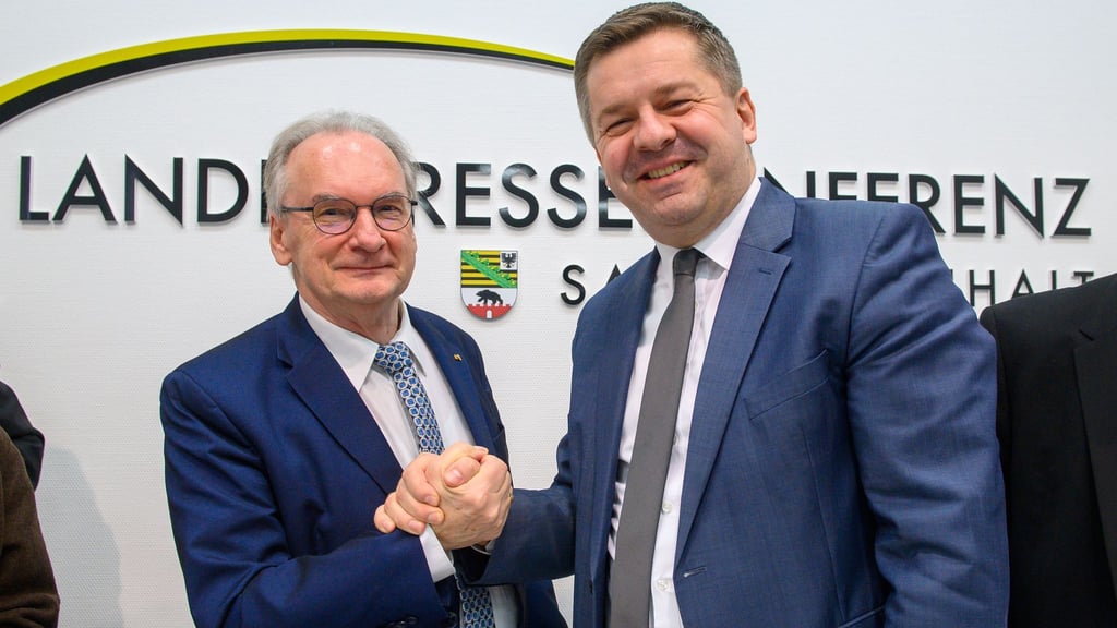 Bleibt noch ein paar Monate Mitglied im Landtag von Sachsen-Anhalt: Reiner Haseloff (CDU) mit seinem designierten Nachfolger Sven Schulze. (Archivbild)