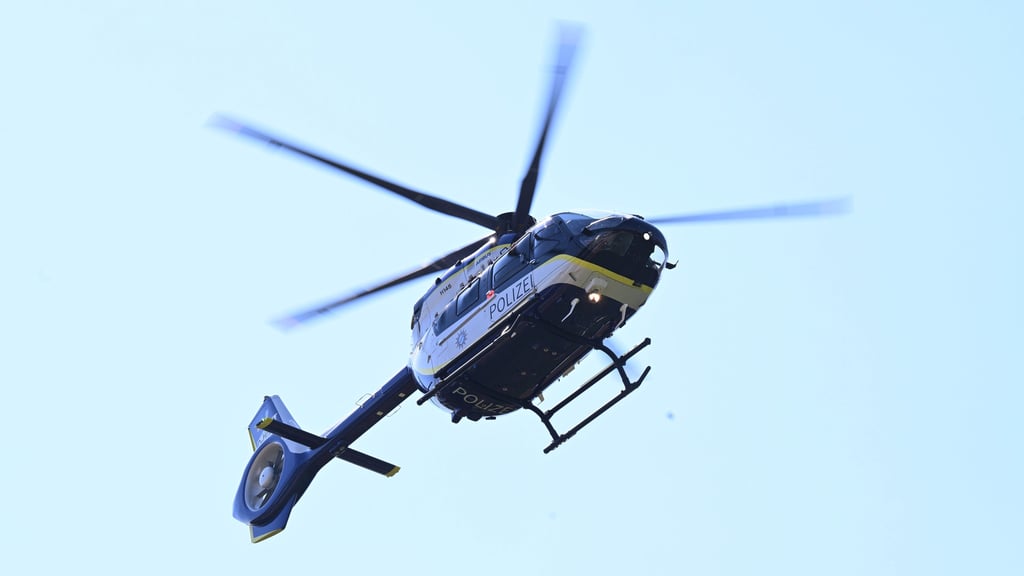 Ein Hubschrauber der Polizei war bei der Rettungsaktion in Wallwitz beteiligt.