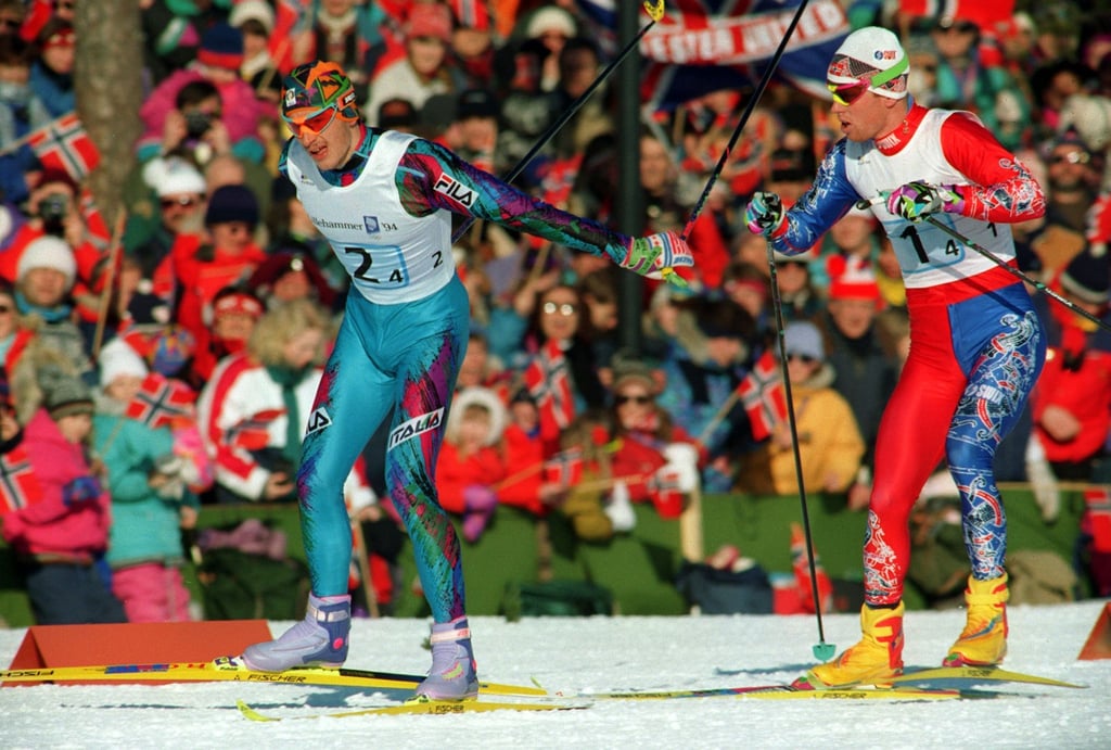 Silvio Fauner (links) sorgt als Schlussläufer der italienischen Langläufer gegen Norwegens Superstar Björn Dählie für die große Gold-Sensation bei Olympia 1994 in Lillehammer. (Archivbild)