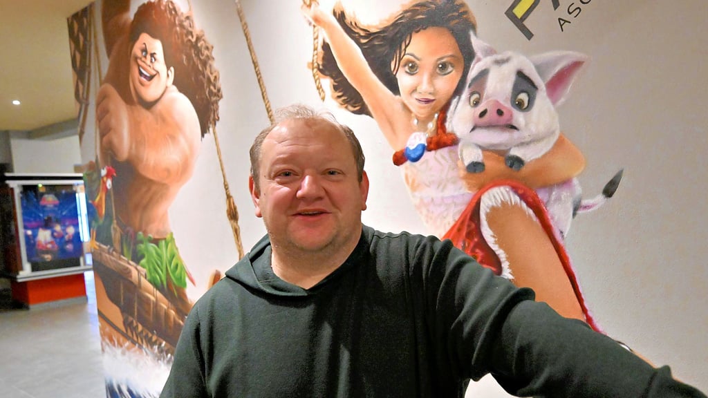 Ascherslebens Kinobetreiber Martin Rothe hat unter anderem für einen frischen Anstrich der Wände gesorgt – etwa mit Filmfiguren aus Disneys Vaiana.
